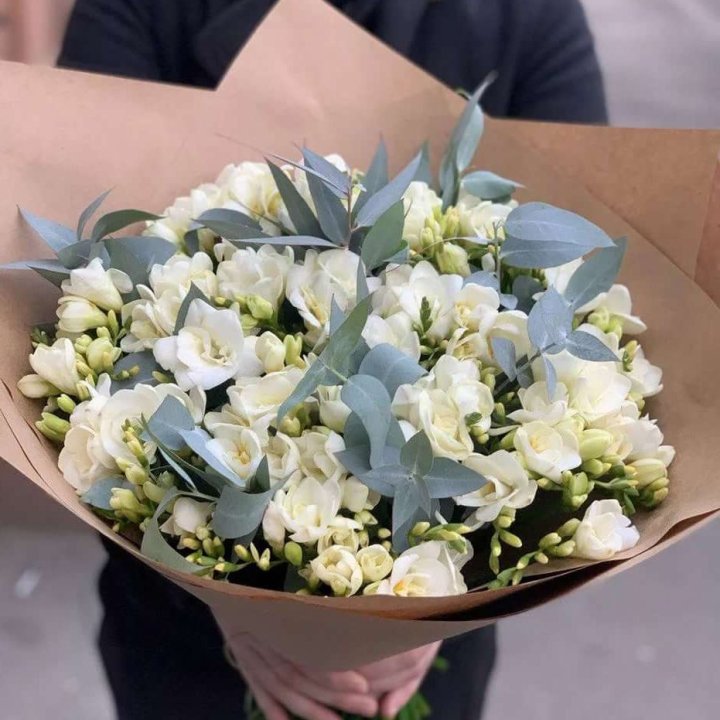 51 фрезия с эвкалиптом в Нячанге